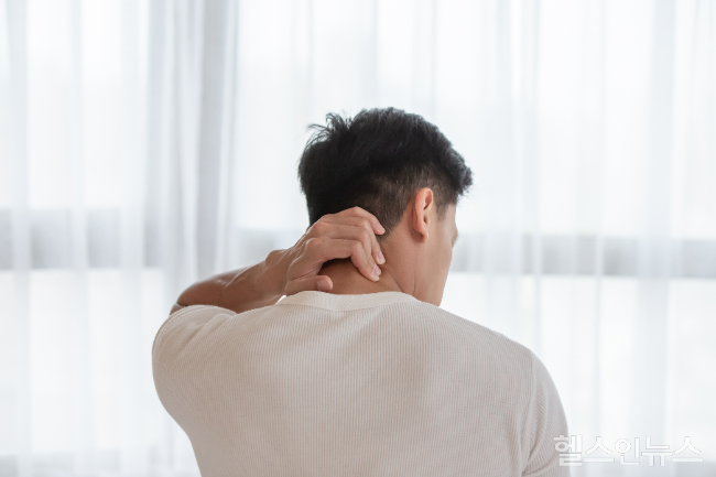 통증이 나아지지 않는다면 베개가 아닌'수면 자세'부터 점검해 봐야 한다. <이미지제공=클립아트코리아>