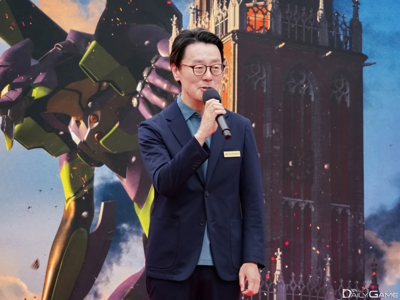 관계자들의 노고를 치하한 타카무라 대표.