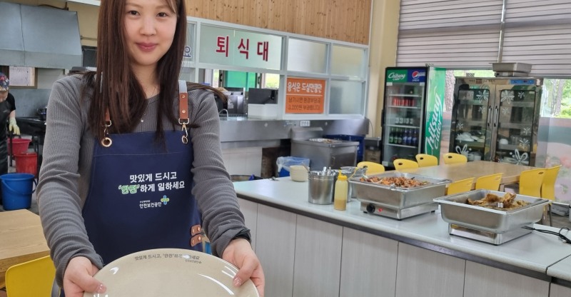 안전메시지가 새겨진 앞치마와 쟁반./안전보건공단 충북북부지사