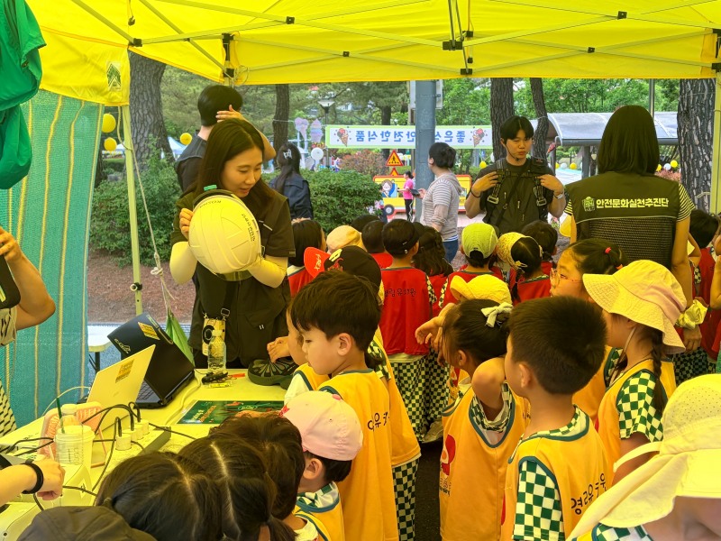 14일 한국산업안전보건공단 경남동부지사가 김해 토더기 안전페스티벌에서 산업안전 홍보 부스를 운영하고 있는 모습./한국산업안전보건공단 경남동부지사