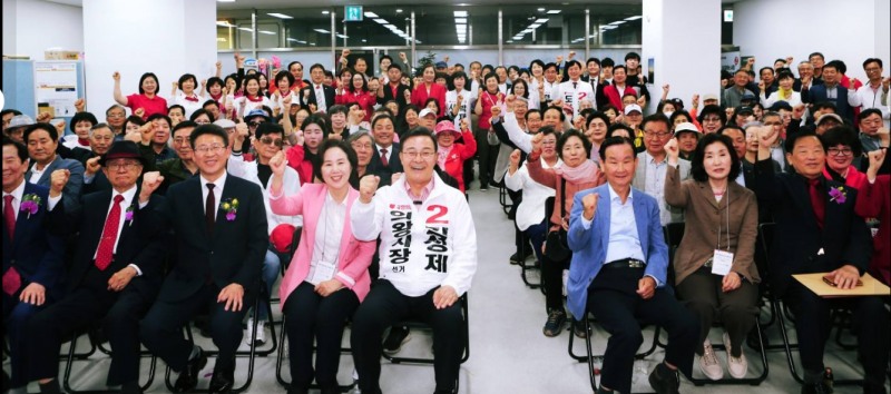 시민들과 함께 하는 김성제 국민의힘 의왕시장 후보./페북 캡처
