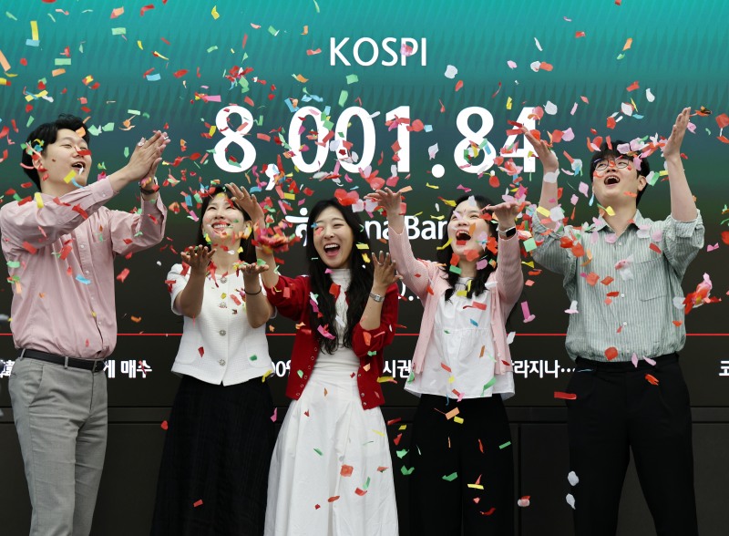 15일 서울 하나은행 본점 딜링룸에서 코스피 8000 기념 세리머니가 진행되고 있다./연합뉴스