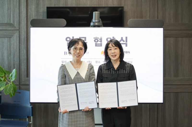(▲백석예술대학교 임경선 산학협력단장(왼쪽)과 한국음악저작권협회 이민숙 부회장(오른쪽)이업무협약 체결 후 기념촬영을 하고 있다/ 사진= 음저협 제공)