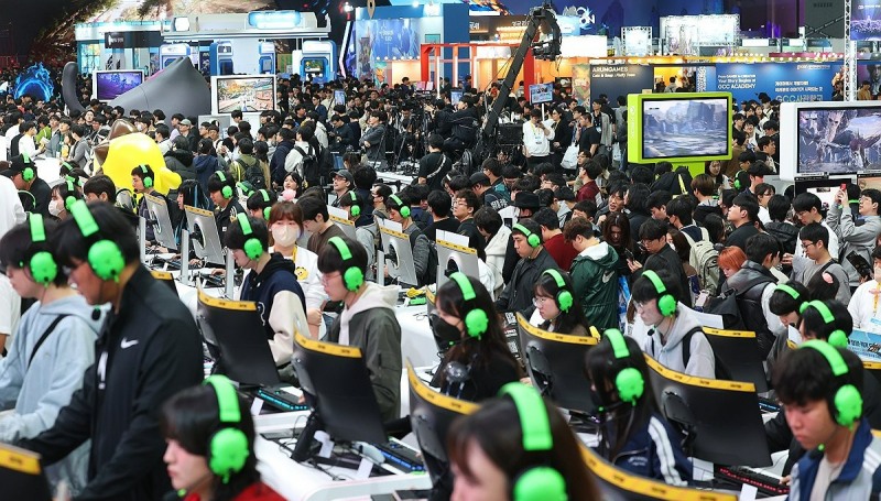 지난해 열린 국내 최대 게임쇼 2025 지스타에서 관람객들이 게임을 즐기고 있다. 사진=연합뉴스