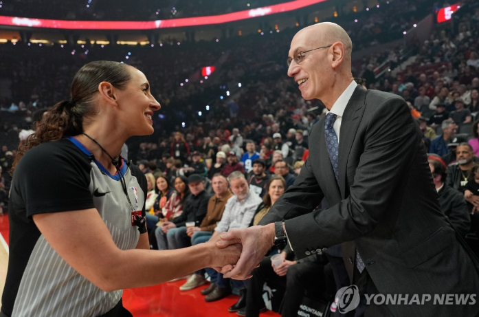 애덤 실버 NBA 커미셔너(오른쪽). / 사진=연합뉴스