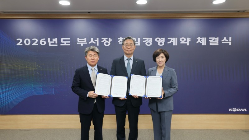 코레일 김태승 사장(사진 가운데)이 15일 본사 서울사옥에서 경영진과 2026년 부서장 책임경영계약을 체결했다./코레일