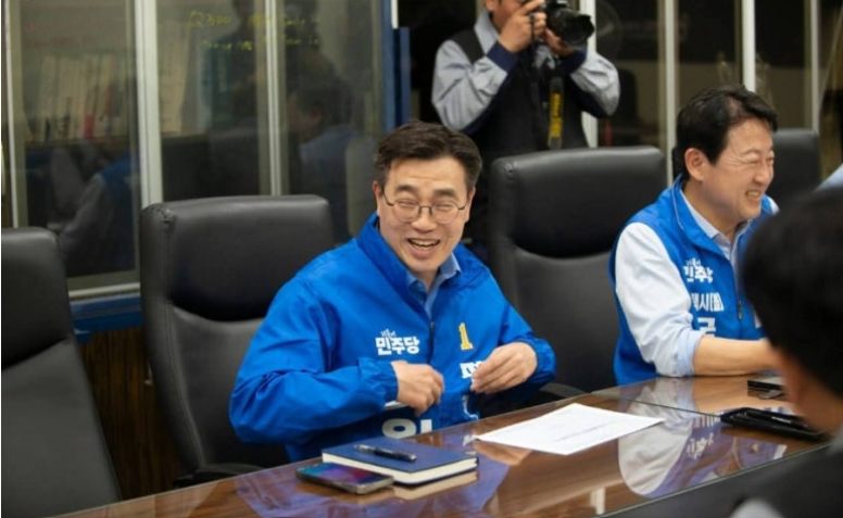최원용 민주당 후보가 지난 15일 KG모빌리티(KGM) 노동조합을 찾아 정책 간담회를 가졌다./선거캠프