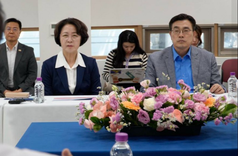 최원용 민주당 평택시장 후보가 추미애 경기도지사 후보와 함께 평택의 ‘경기 1호’ 달빛어린이병원인 성세아이들병원을 방문했다./페북 캡처