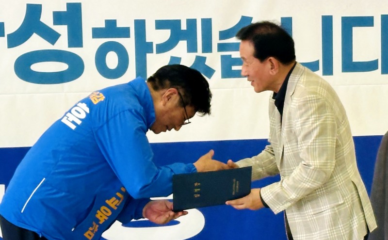 16일 미추홀구 '학생성공캠프' 선거대책본부 발대식에서 도성훈 인천시교육감 후보(왼쪽)가 엄재숙 총괄선대위원장에게 임명장을 나눠준 뒤 악수를 하고 있다./학생성공캠프
