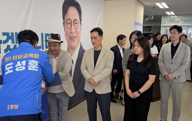 16일 미추홀구 '학생성공캠프' 선거대책본부 발대식에서 도성훈 인천시교육감 후보가 선거대책 위원들에게 임명장을 수여하고 있다. /학생성공캠프