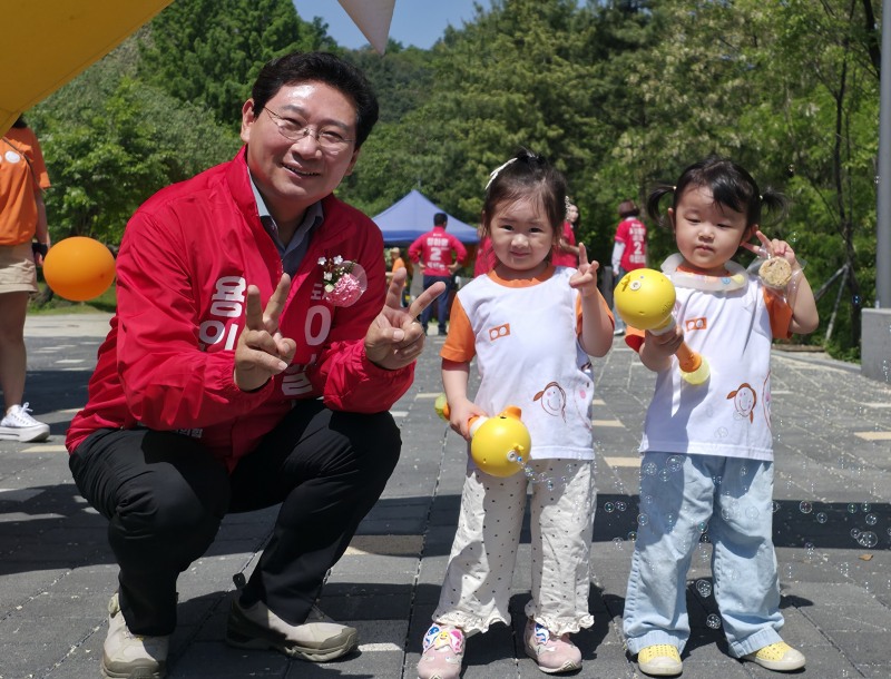 ‘함께걸어요, 우리아이 첫걸음’ 행사에 참가한 이상일 국민의힘 용인시장 후보./선거캠프