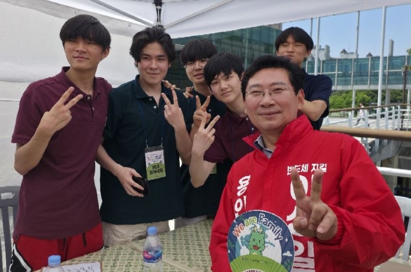 ㅇ이상일 국민의힘 용인시장 후보가 16일 용인시청 광장에서 열린 세계인의 날 기념축제 ‘We are Family’ 행사에 참석하고 있다../선거캠프