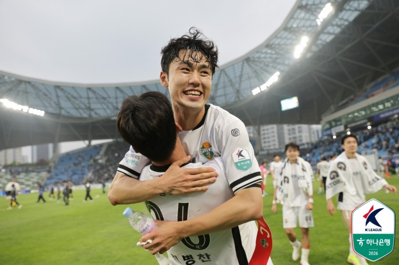 강원FC의 2000년생 왼발잡이 센터백 이기혁. / 사진=연합뉴스