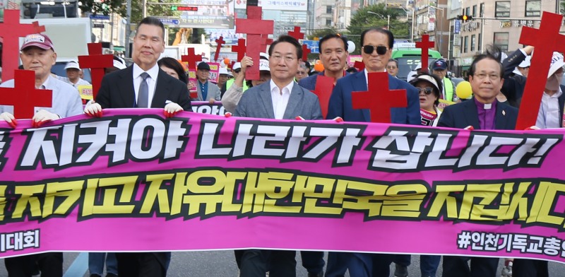 유정복 인천시장 후보가 16일 부평구 부평대로에서 열린 ‘교회 사수 100만 성도 궐기대회’ 에서 참가자들과 함께 행진하고 있다/정복캠프
