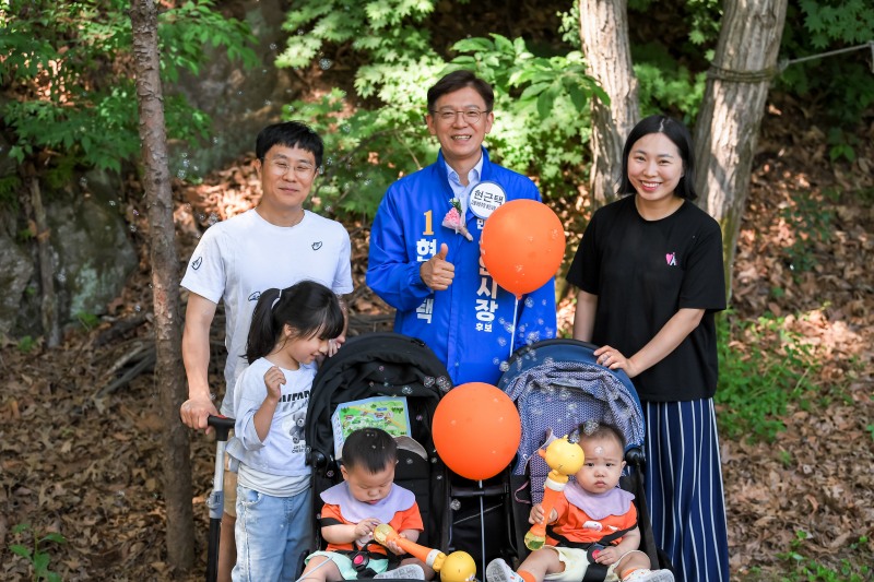 현근택 민주당 용인시장 후보는 16일 ‘0세 전용 어린이집 연합회 아장아장 걷기대회’에 참석해 영유아 부모들의 보육 고충을 경청했다./선거 캠프