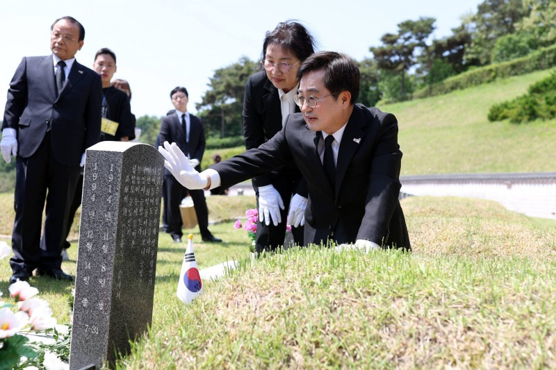김동연 경기도지사가 광주 국립묘지를 참배하고있다./페북 캡처