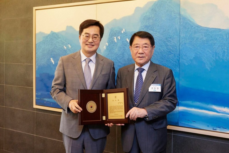 감사패 전달식 모습. /페북 캡처
