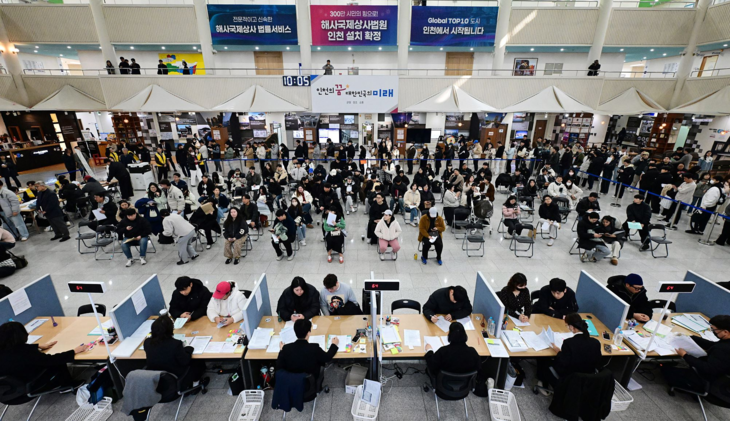 지난 3월 16일 인천시청 중앙홀에서 천원주택 예비입주자 접수를 받고 있는 모습./인천시