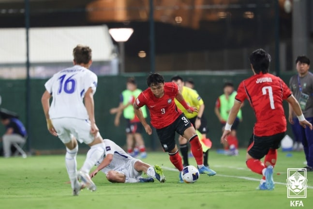 최재혁(가운데)이 우즈베키스탄과의 경기에서 드리블하고 있다. / 사진=대한축구협회 제공