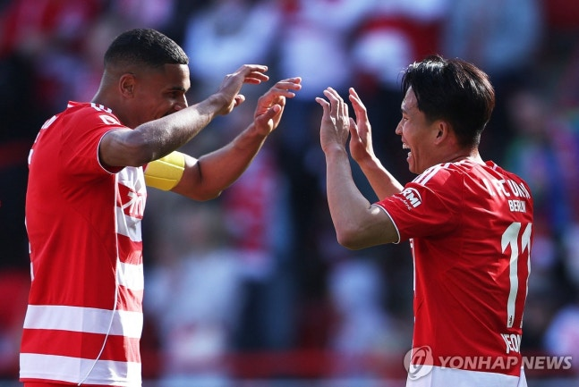 골 넣고 기뻐하는 정우영(오른쪽) / 사진=연합뉴스