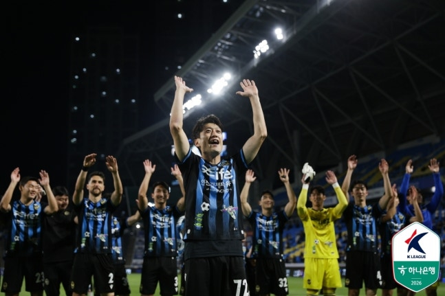 승리 후 환호하는 이청용 / 사진=한국프로축구연맹 제공