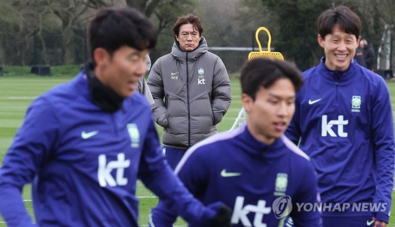 훈련 지켜보는 홍명보 감독 / 사진=연합뉴스