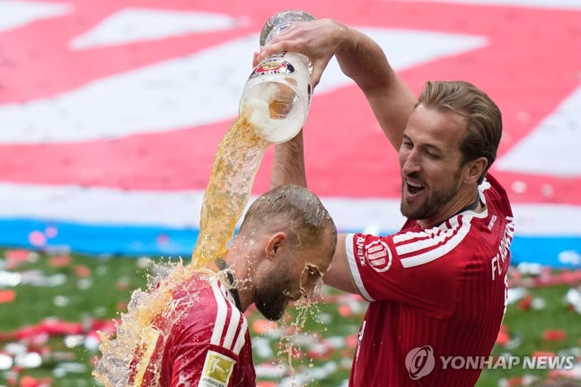 키미히에게 맥주 들이붓는 케인 / 사진=연합뉴스
