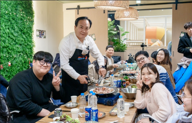 이권재 국민의힘 오산시장 후보가 청년들과 함께 하고있다./선거캠프