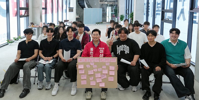 이상일 국민의힘 용인시장 후보가 용인청년들과 함께 하고있다./선거캠프