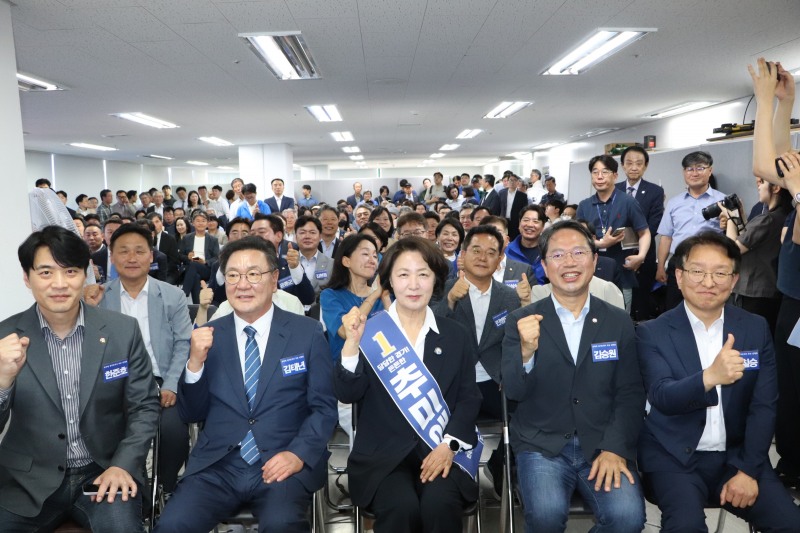 발대식 참석자들의 기념촬영 모습.추추선대위