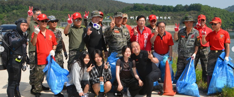 이상일 국민의힘 용인시장 후보가 용인시해병대전우회 회원들과 기념촬영을 하고있다./선거캠프