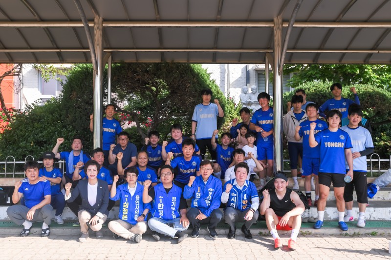 현근택 더불어민주당 용인시장 후보가 17일 오전 포곡초등학교를 방문해 축구인들과 일일이 인사를 나눴다. /선거캠프