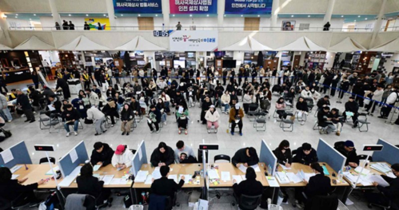 지난 3월 16일 인천시청 중앙홀에서 천원주택 예비입주자 접수를 받고 있는 모습./인천시