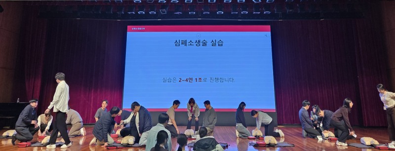 한국직업건강간호협회 교육센터가 지난 8일 한국지역난방공사 본사 임직원들을 대상으로 심폐소생술(CPR)과 응급처치 교육을 진행하고 있는 모습./한국직업건강간호협회