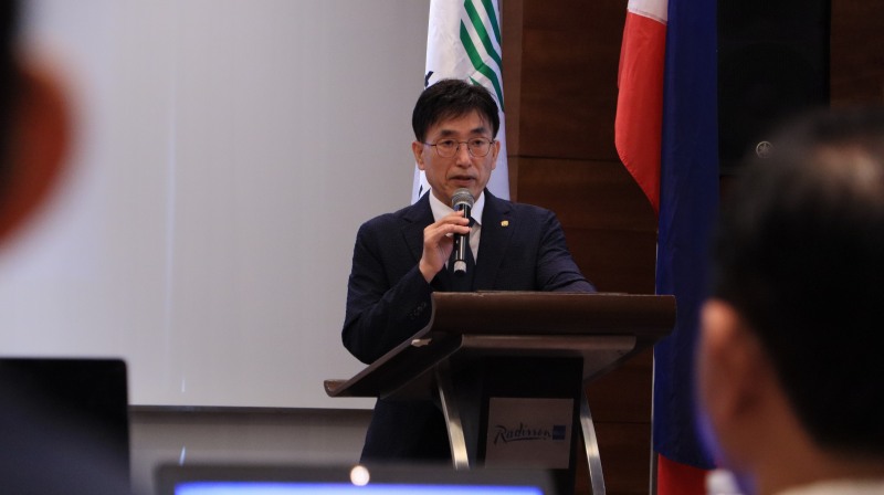 한국환경기술사회 홍순명 회장이 지난 13일(현지시각)부터 이틀간 필리핀 세부에서 열린 ‘지속 가능한 아세안을 위한 청정대기 프로젝트(CASA) 워크숍’에서 발표하는 모습./한국환경기술사회