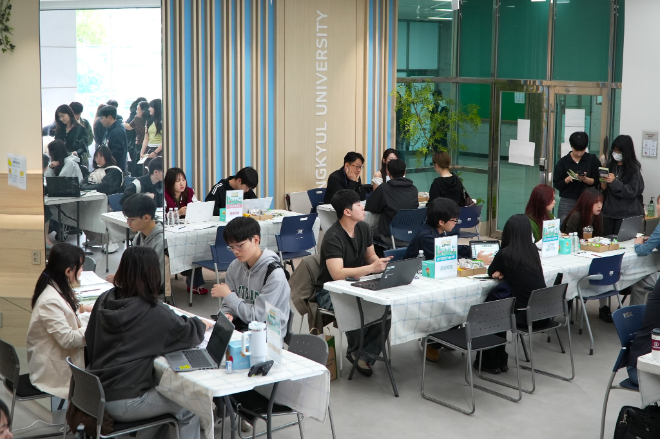 성결대학교 학생들이 '2026 제2회 전공박람회'에서 교수 및 재학생 멘토와 전공 상담을 진행하고 있다. (사진제공=성결대)