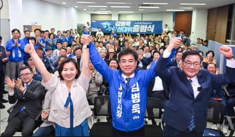 좌부터 더불어민주당 이수진의원,김병욱 후보,김태년의원이 함께 하고있다./선거캠프