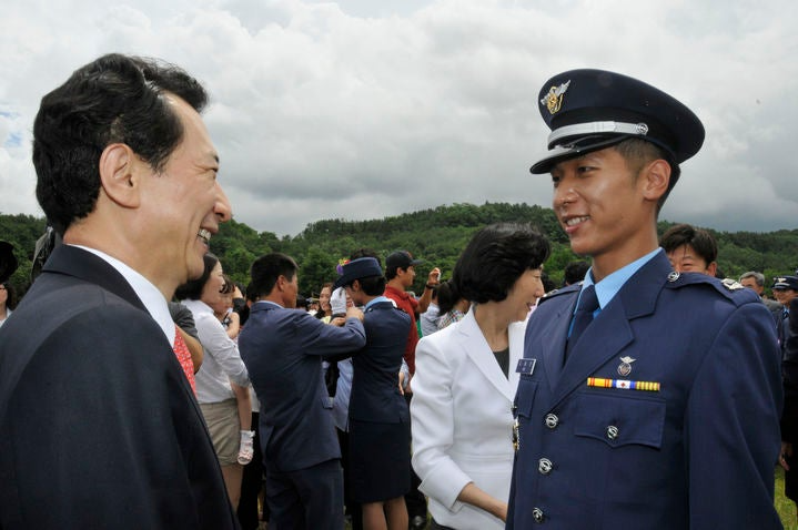 김호연 빙그레 회장(왼쪽)과 아들 김동만 사장 공군사관후보생 임관식 모습. (사진=공군 제공)