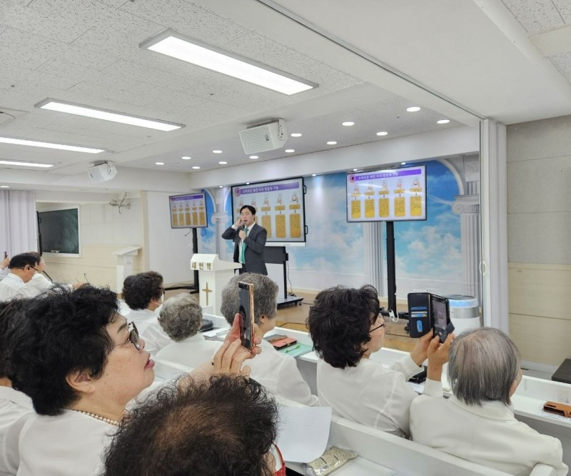 지난 17일 신천지 화곡교회에서 진행된 ‘스마트폰 활용 교육’에서 성도들이 교육을 듣고 있다. / 사진 제공 = 신천지 화곡교회