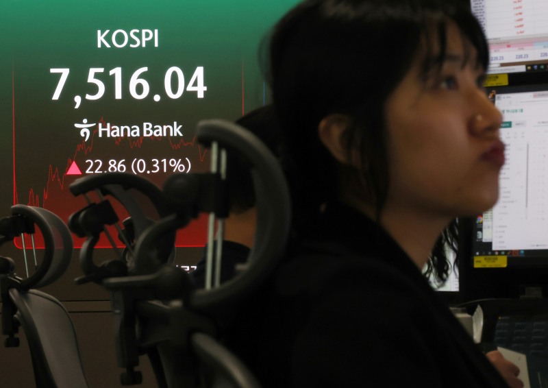 8일 오후 서울 중구 하나은행 전광판에 코스피 종가가 표시돼 있다. 이날 원/달러 환율은 0.5원 내린 1,500.3원에, 코스피는 22.86포인트(0.31%) 오른 7516.04에 장을 마쳤다./연합뉴스