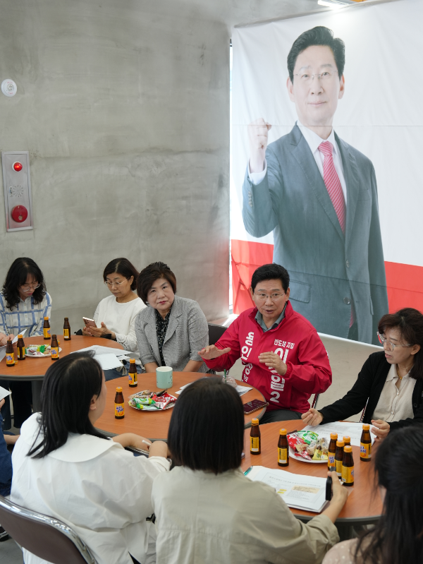 이상일 국민의힘 용인시장 후보가 18일 장애인 가족들과의 정책 간담회를 하고있다./선거캠프