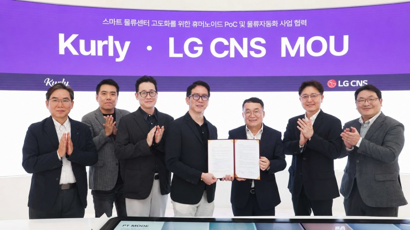 LG CNS 통신유통서비스사업부장 박상균 전무(오른쪽 두번째)와 스마트물류&시티사업부장 이준호 전무(오른쪽 세번째)가 컬리 COO 허태영 부사장 등 경영진과 기념 사진을 찍고 있다. 사진=LG CNS