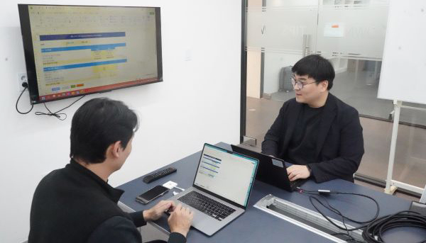 삼일PwC 김진국 파트너가 오렌지플래닛 패밀리사 관계자를 대상으로 컨설팅을 진행하고 있다. 사진 제공 : 스마일게이트