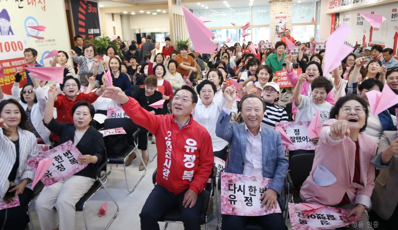 유정복 국민의힘 인천시장 후보가 18일 인천 여성공감본부 지지선언 후 비행기 날리기 퍼포먼스를 하고 있다./정복캠프