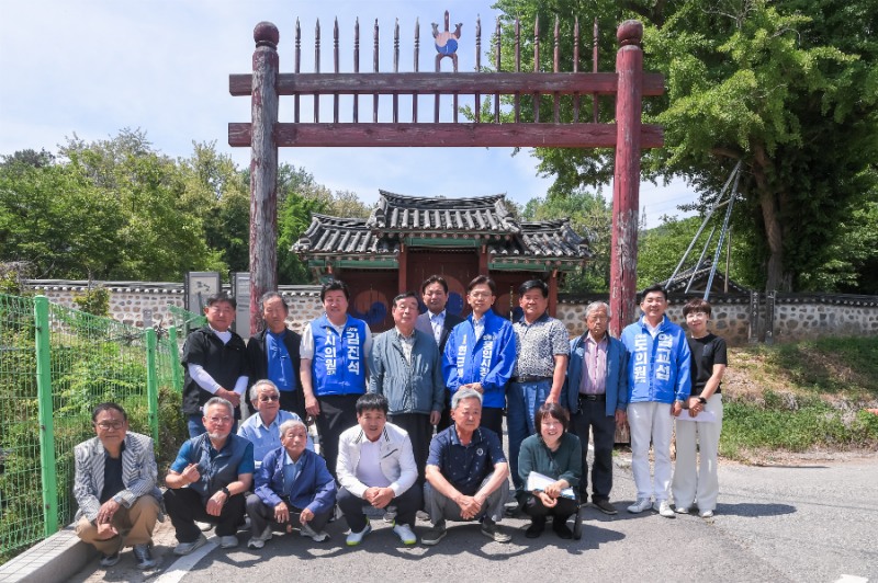 현근택 더불어민주당 용인시장 후보가 18일 처인구 양지향교를 찾아 전통문화 계승을 위한 사무직원 급여 및 운영비 지원 현실화 방안을 논의했다./선거캠프