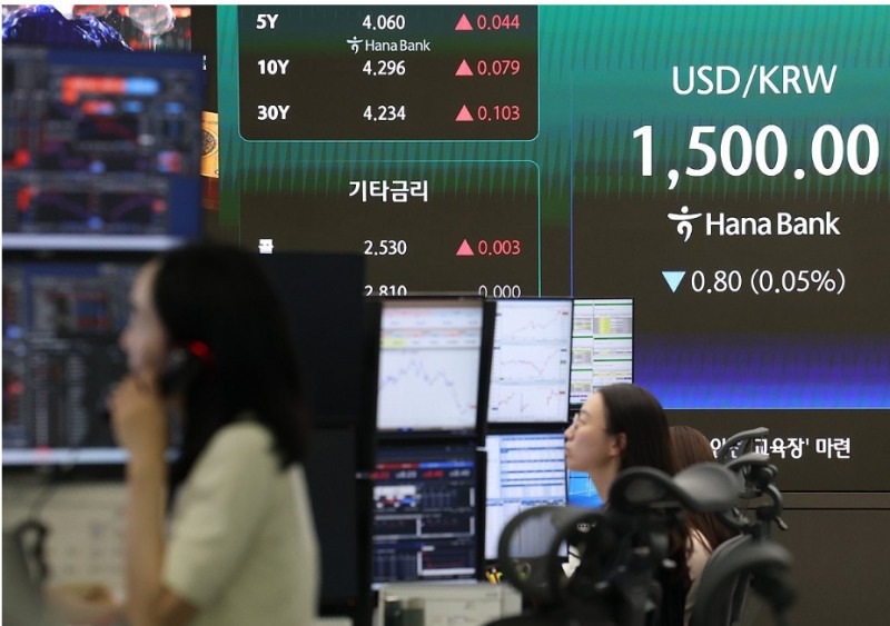 외국인은 유가증권 시장에서 9거래일 연속 무려 41조8000억원을팔아치우며 환율 상승에 큰 영향을 미치고 있다. 사진=연합뉴스