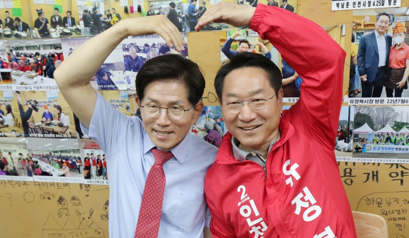 유정복 인천시장 후보와 김문수 명예선대위원장이 19일 석바위시장의 한 식당에서 하트 포즈를 취하고 있다./정복 캠프