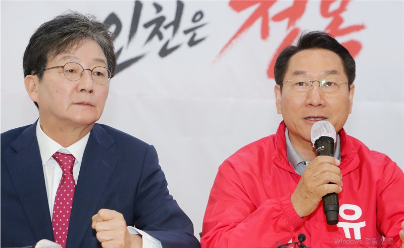 유정복 인천시장 후보가 19일 정복캠프에서 유승민 전 대표와 함께 기자들의 질문에 답하고 있다./정복 캠프