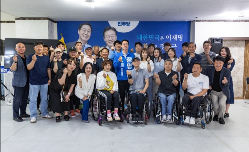 정영근 더불어민주당 화성시장 후보가 19일 지역 체육긴들과 기념촬영을 하고 있다./선거캠프