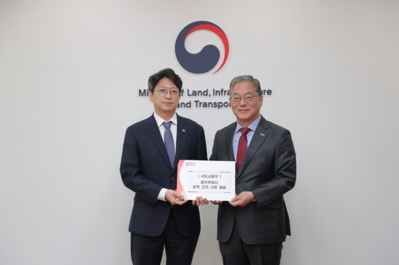 황준기 용인특례시 제2부시장이 19일 홍지선 국토부 제2차관에게 중부권 광역급행철도(JTX) 사업의 조기 착공을 위한 서명부와 용인시의 핵심 사업 건의사항을 전달하고 있다/용인시